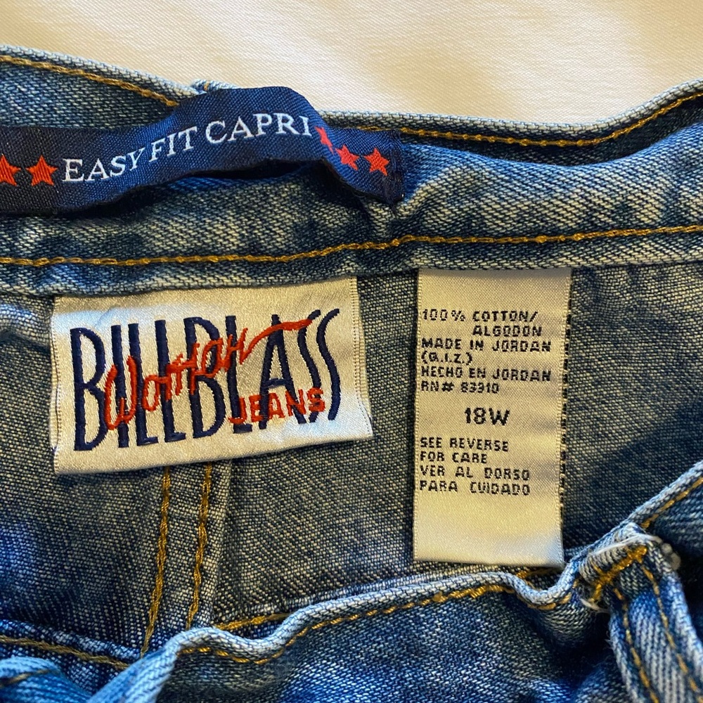 DENIM CAPRI JEANS
BILL BLASS - Picture 5 of 5